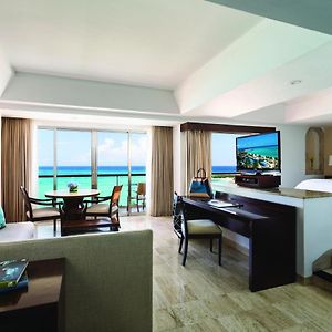 U Club Ocean Front Master Suite 1 King